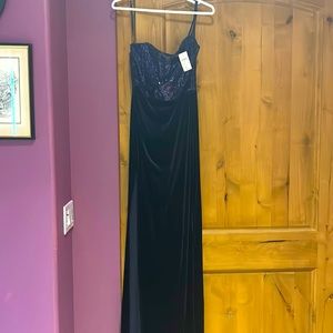 Long navy blue Windsor dress. Brand new and unused. Size M